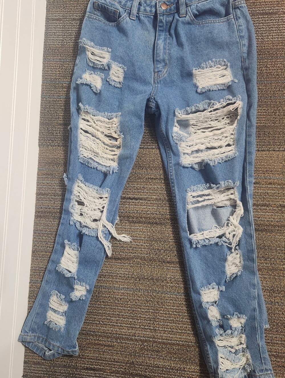 Akira heavily distressed size 5 Womens Skinny/straight Leg Light jeans